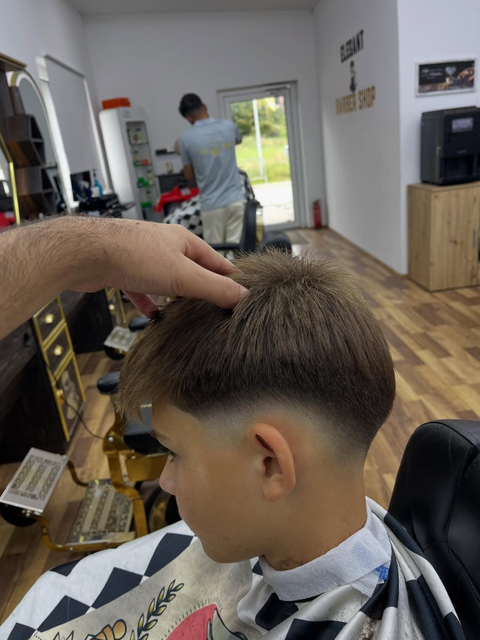 Frischer Haarschnitt mit präzisem Fade