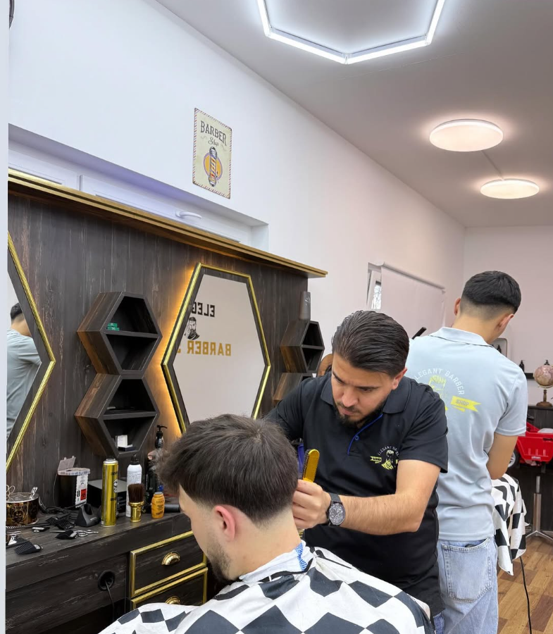 Barbier bei der Arbeit im Elegant Barber Shop